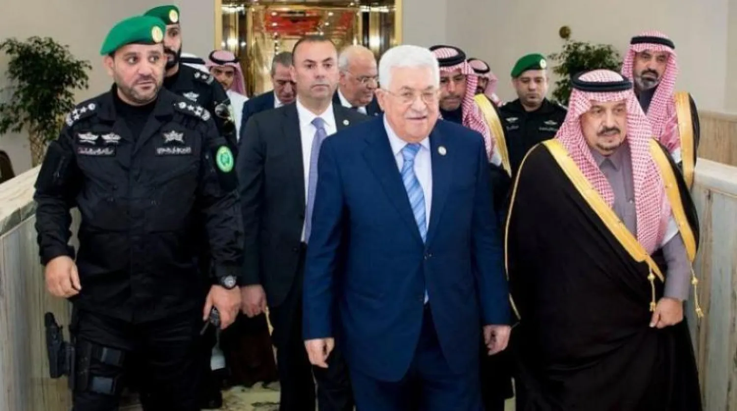 Mahmud Abbas havaalanında Riyad Emiri Prens Faysal bin Bender tarafından karşılandı