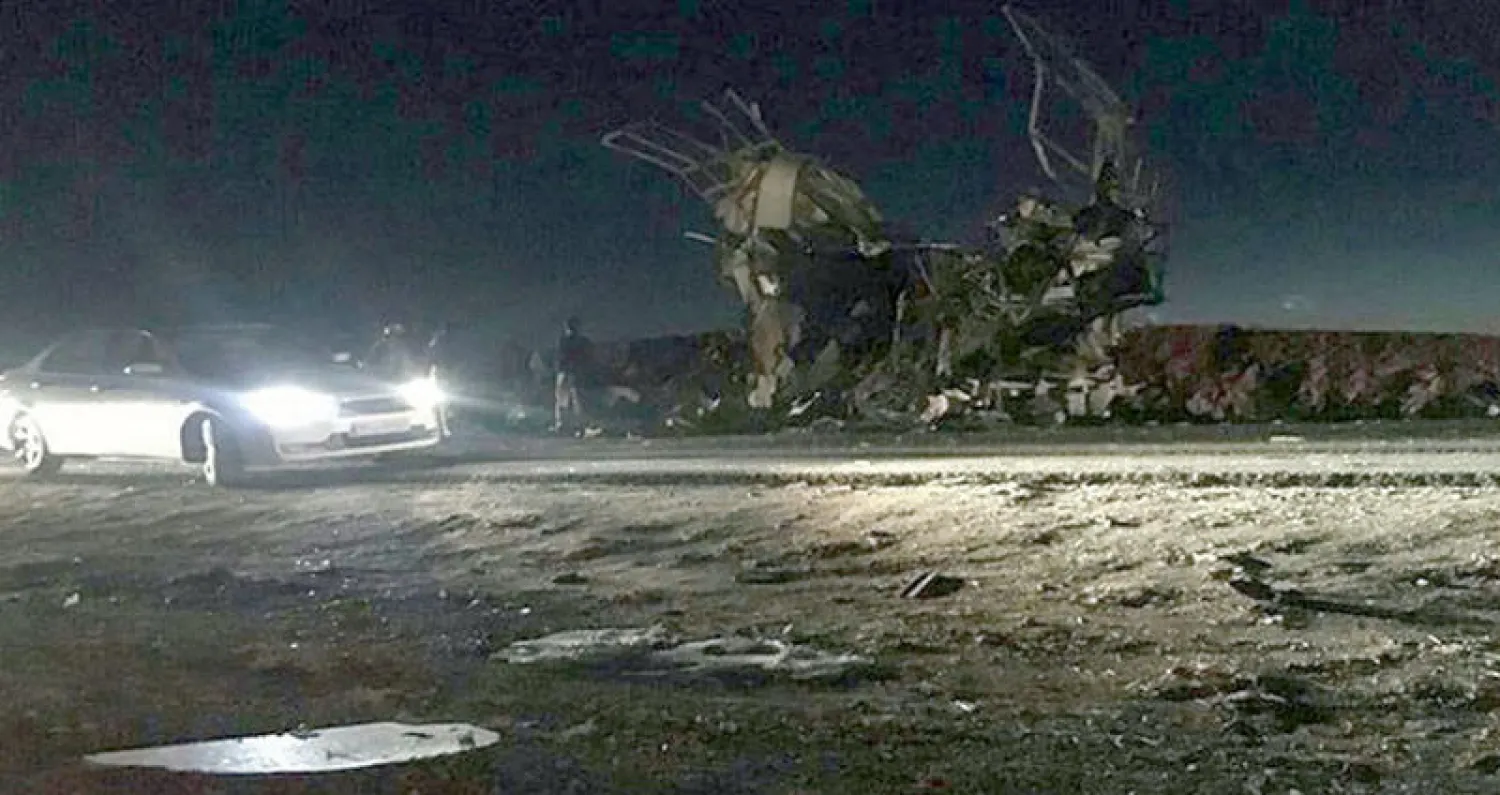 صورة نشرتها وكالة «فارس» للحافلة التي كانت تقل ضباط «الحرس الثوري» واستهدفها تفجير في زاهدان جنوب شرقي البلاد (أ.ب.إ)