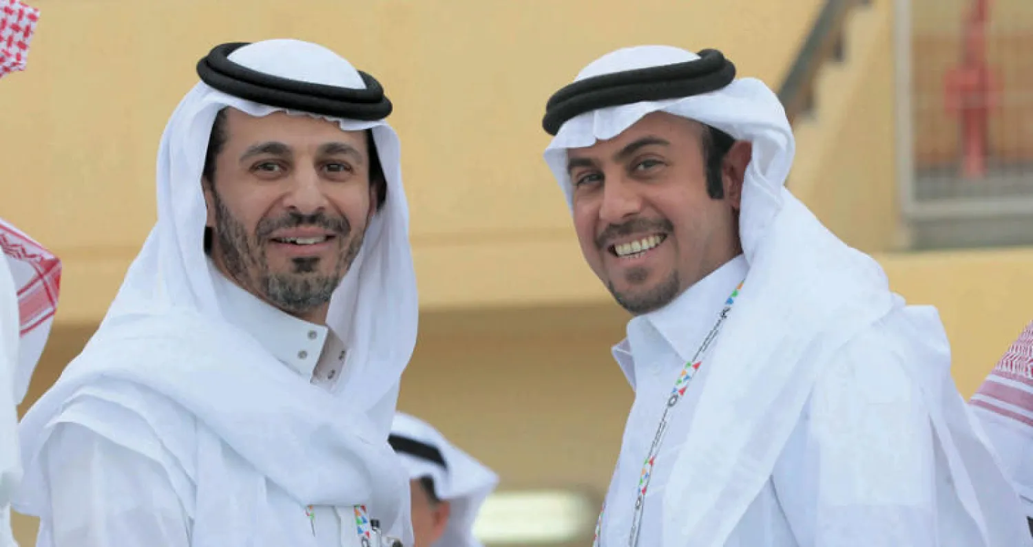 العفالق والزامل يتصافحان قبل إحدى المباريات في الدوري (الشرق الأوسط)