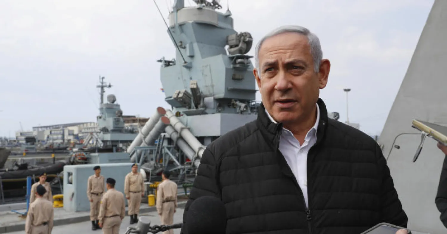 رئيس الوزراء الإسرائيلي بنيامين نتنياهو يتحدث خلال زيارته لقاعدة بحرية في حيفا أمس (رويترز)