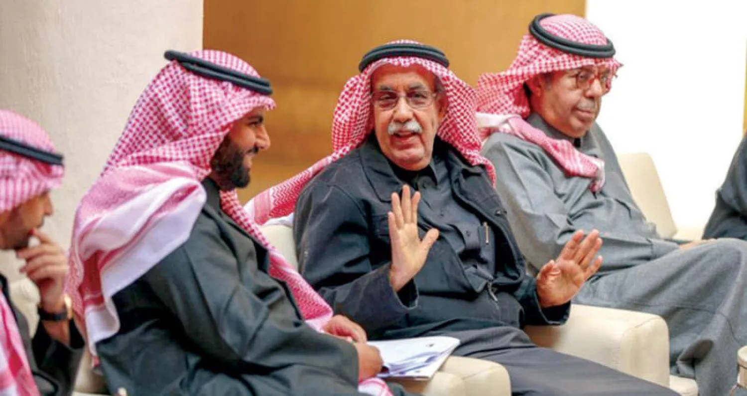 الأمير بدر بن عبد الله بن فرحان وزير الثقافة السعودي مع مجموعة من المثقفين السعوديين
