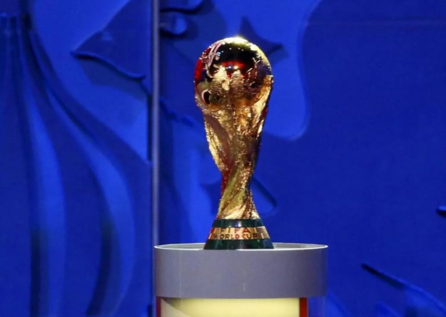 صورة لكأس العالم التقطت بقصر قسطنطين في روسيا أثناء قرعة تصفيات مونديال 2018 (أرشيف - رويترز)