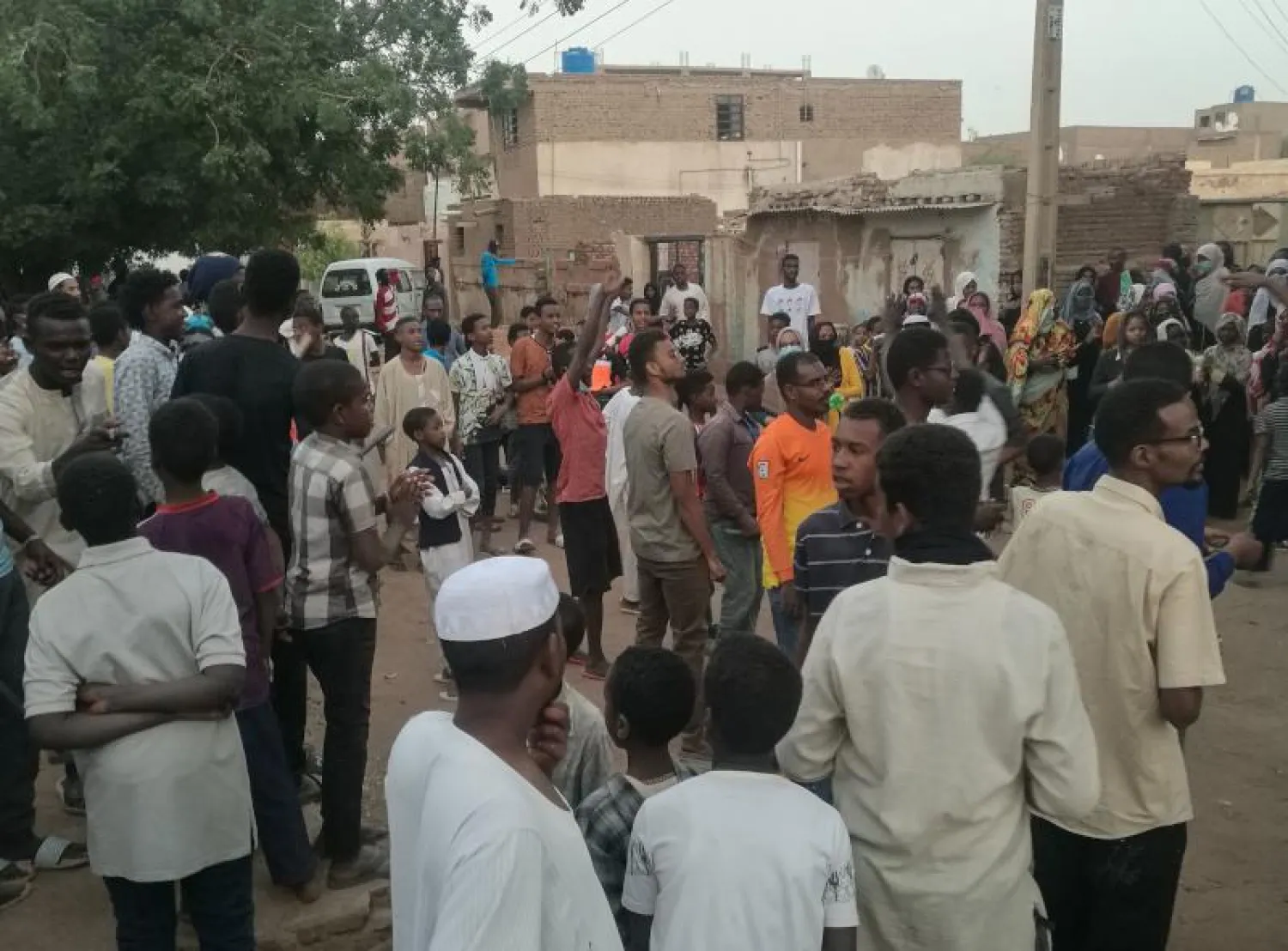 متظاهرون سودانيون يشاركون في مظاهرة بالخرطوم (أ.ف.ب)