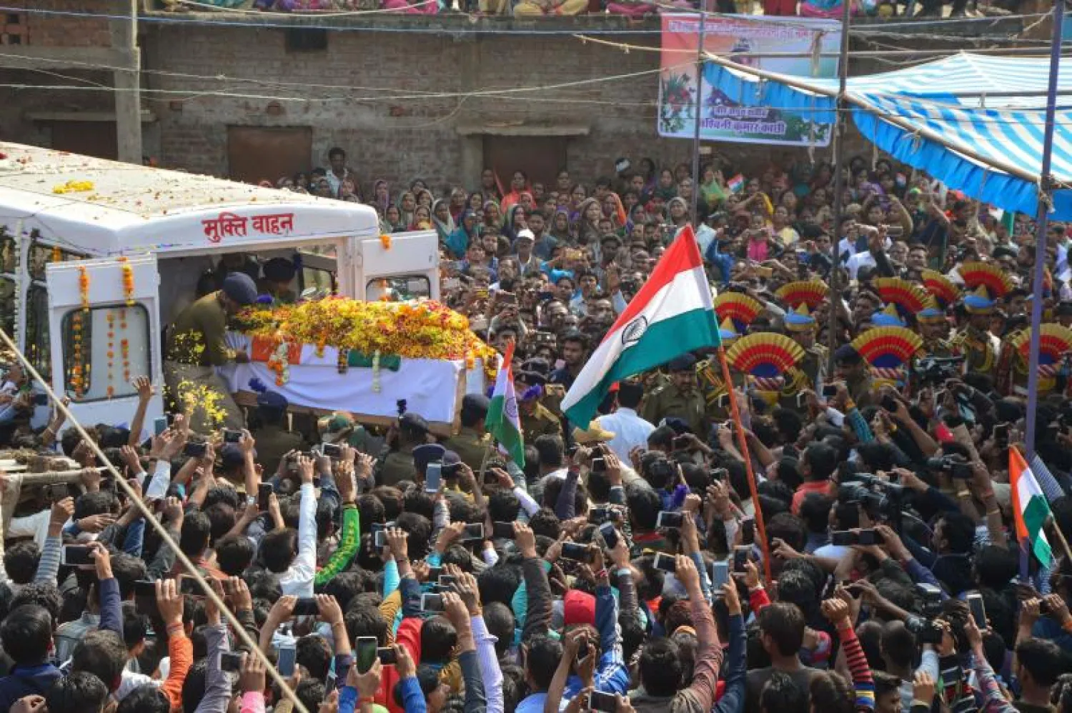 تشجيع أحد العسكريين من ضحايا تفجير كشمير في مدينة جبلبور الهندية (أ. ف. ب)