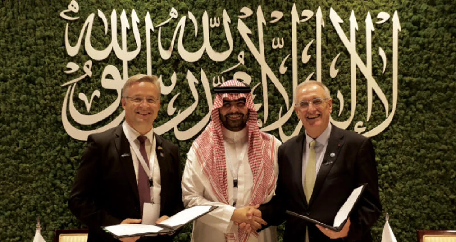 جانب من توقيع الشركة السعودية للصناعات العسكرية «سامي» ومجموعة «نافال» الفرنسية خلال معرض «أيدكس»