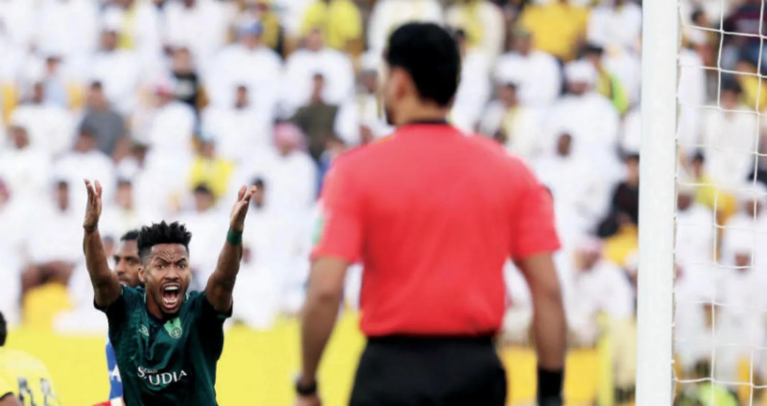 سلمان المؤشر لاعب الأهلي يعترض على أحد قرارات حكم مباراتهم أمام الوصل (تصوير: عبد الله الفالح)