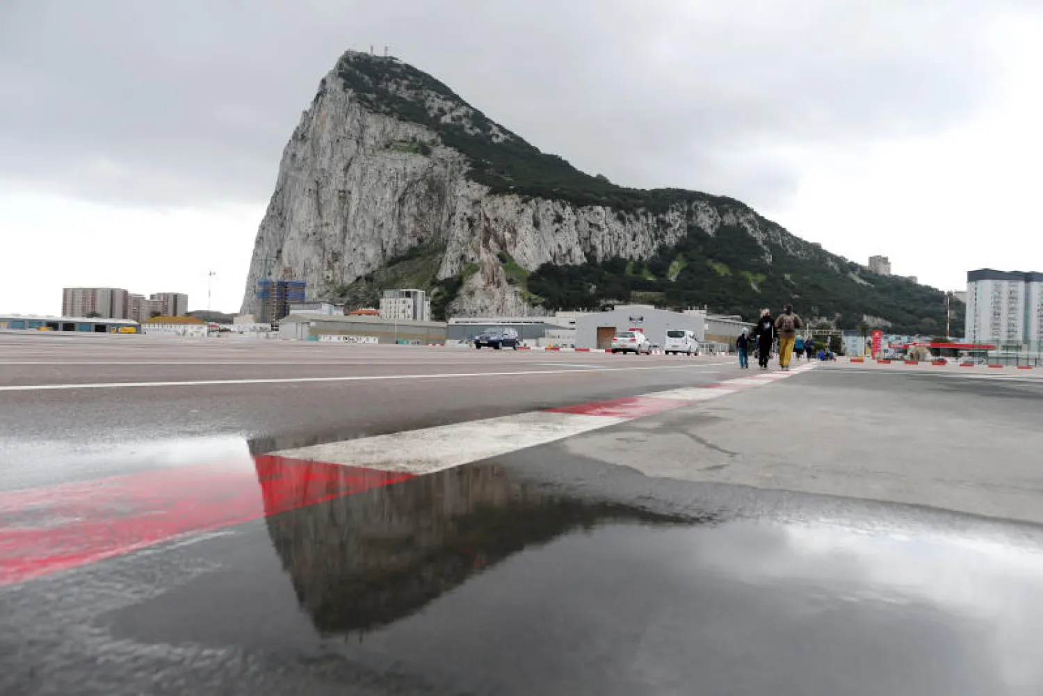 مشاة يعبرون مدرج المطار في مطار جبل طارق الدولي بالقرب من الحدود مع إسبانيا في إقليم جبل طارق البريطاني (رويترز)
طبيب أسنان متطوع يعالج مريضاً في معسكر طبي في كاراكاس (رويترز)
مبعوث الأمم المتحدة الخاص إلى اليمن مارتن غريفيث (إ.ب.أ)
ولي العهد السعودي الأمير محمد بن سلمان خلال لقائه رئيس الوزراء الباكستاني عمران خان في إسلام آباد (أ.ف.ب)