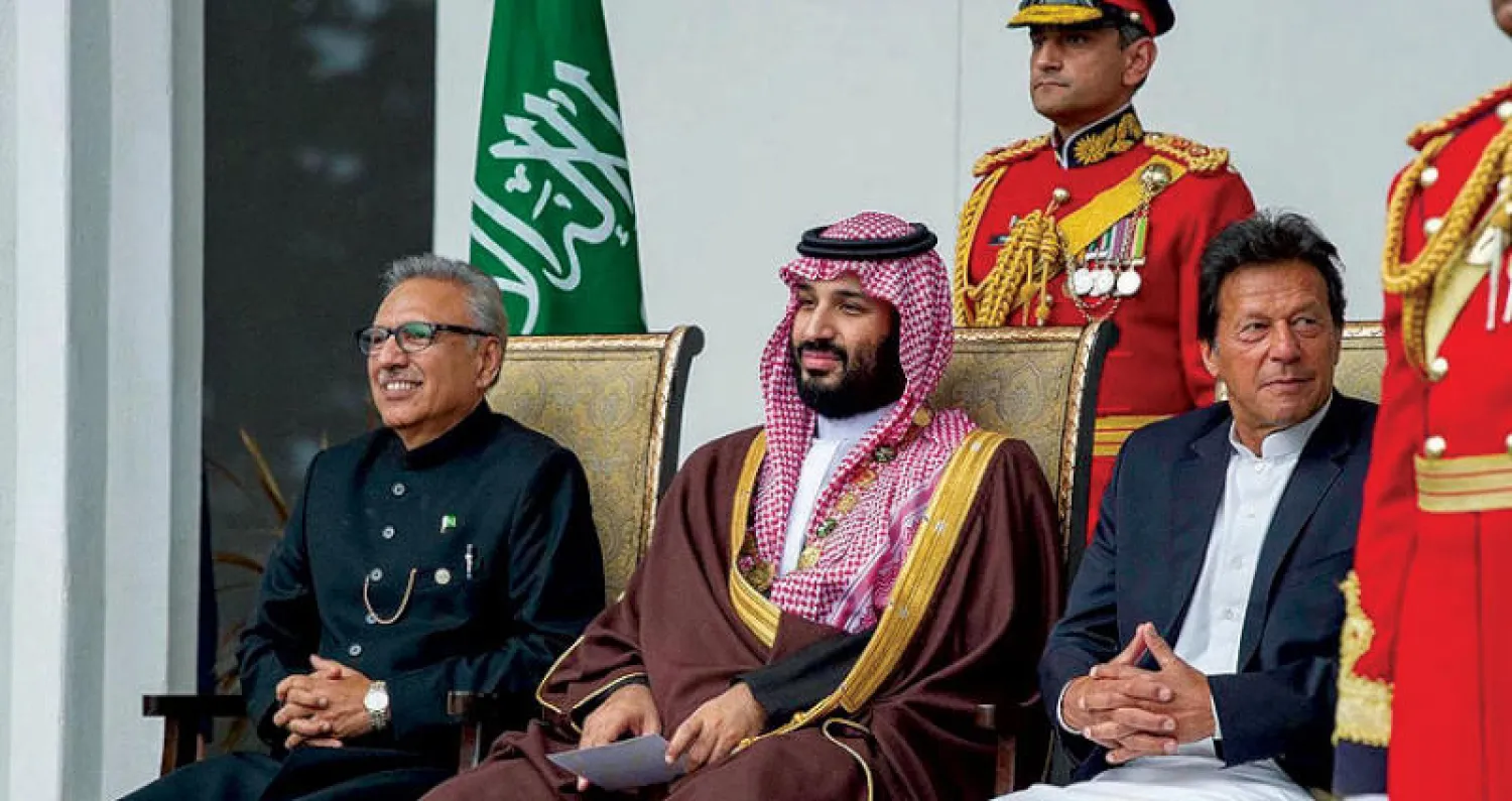 ولي العهد يتوسط الرئيس الباكستاني عارف علوي ورئيس الوزراء عمران خان خلال حفل الاستقبال الذي أقيم للأمير محمد بن سلمان بالقصر الرئاسي (واس)