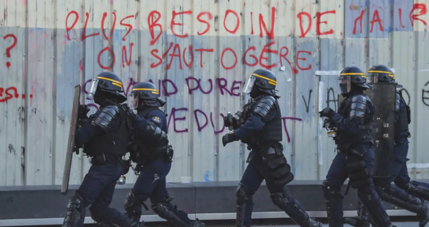 قوات مكافحة الشغب تنتشر في مدينة بوردو السبت الماضي (أ.ف.ب)