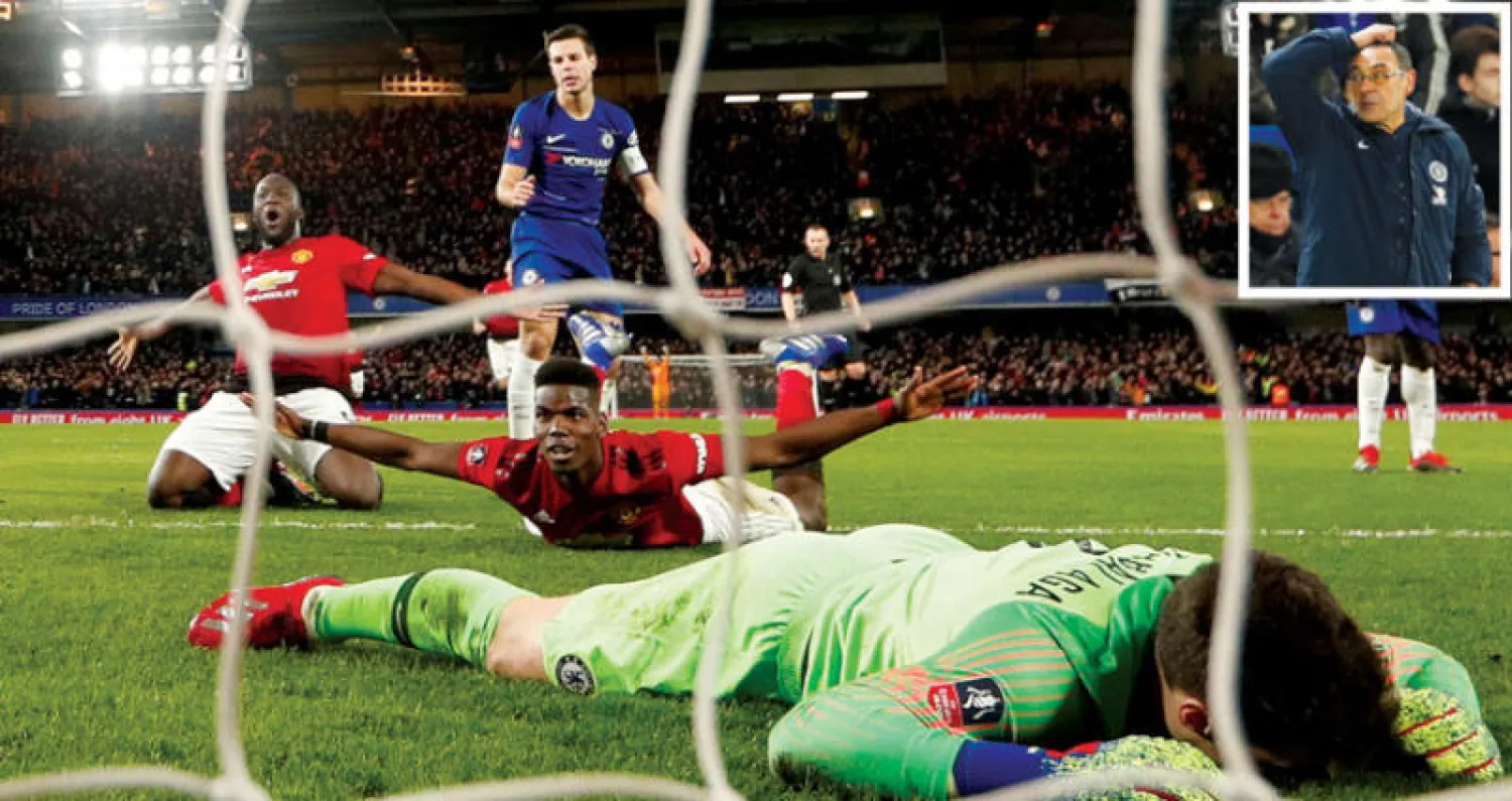 بوغبا نجم يونايتد يفرد ذراعيه محتفلاً بالتسجيل في مرمى كيبا حارس تشيلسي المنهار (رويترز) - ساري على أعتاب الإقالة