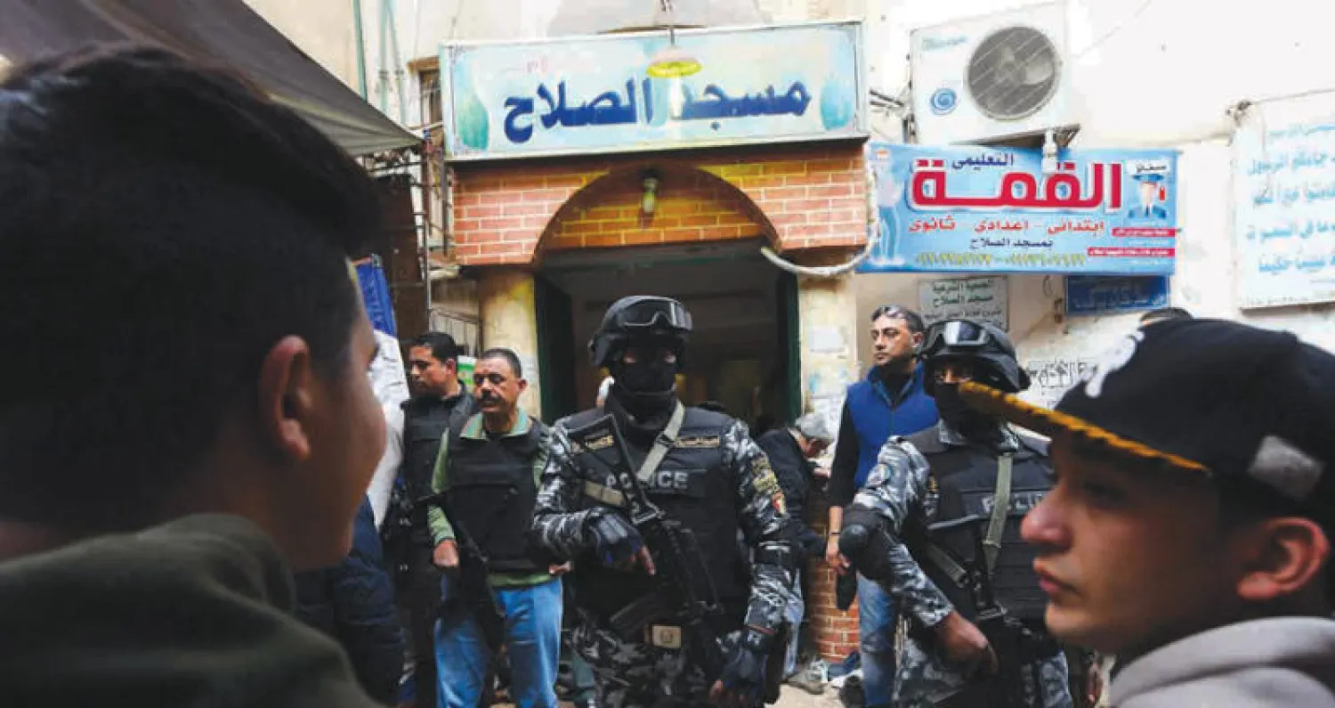 القوات الخاصة المصرية في موقع  التفجير الانتحاري بحي الدرب الأحمر بالقرب من الجامع الأزهر في القاهرة أمس (أ.ف.ب)