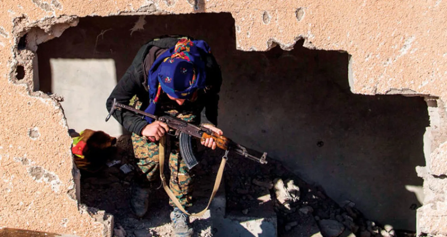 عنصر من «قوات سوريا الديمقراطية» في بلدة الباغوز آخر جيوب {داعش} بريف دير الزور (أ.ف.ب)