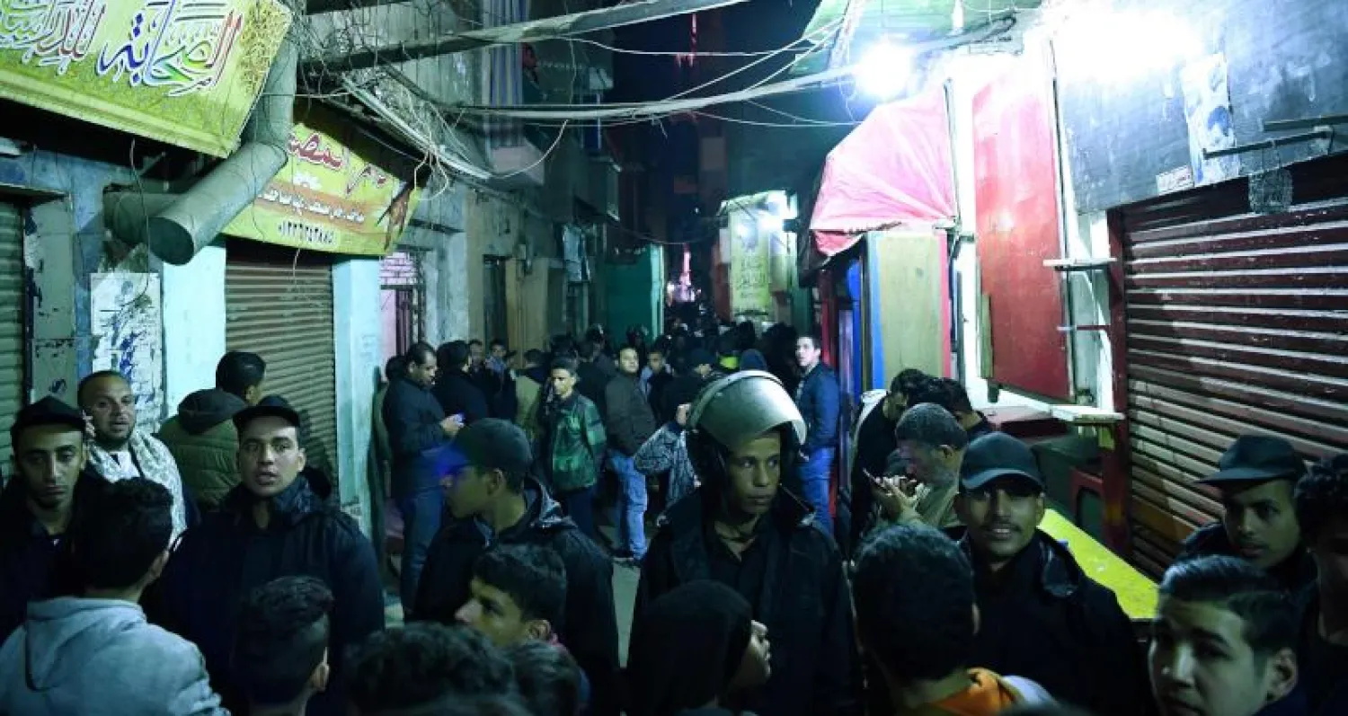 الشرطة المصرية في مكان تفجير الحادث بالقاهرة (أ.ف.ب)