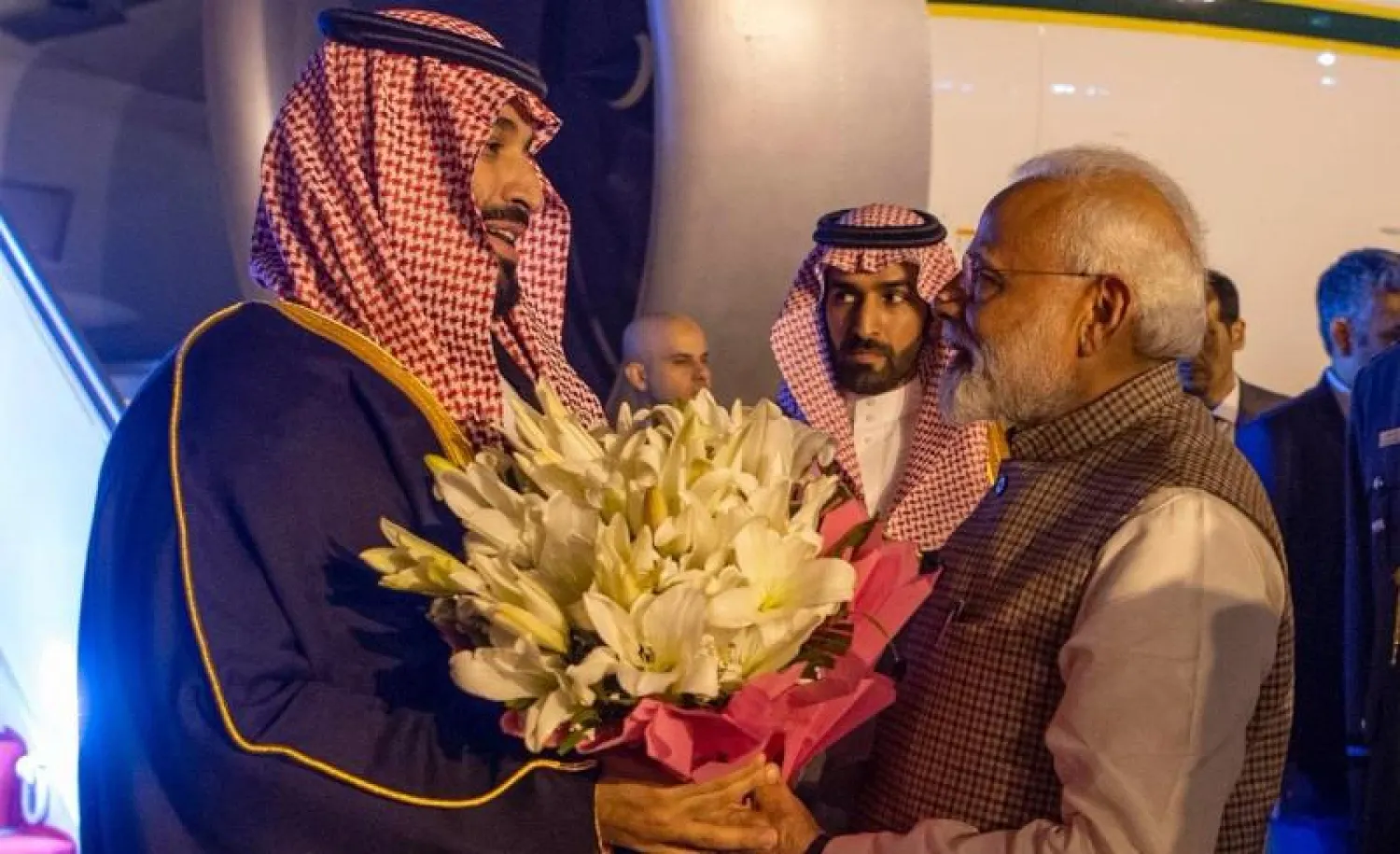 جانب من وصول ولي العهد السعودي الأمير محمد بن سلمان إلى نيودلهي وفي مقدمة مستقبليه رئيس الوزراء الهندي ناريندرا مودي (واس)