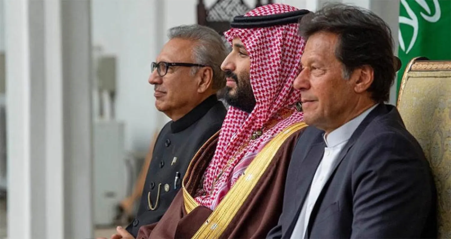 ولي العهد السعودي وإلى جانبه عمران خان مستقلاً عربة تجرها الخيول  وفقاً لبروتوكول القصر الرئاسي لكبار الشخصيات (واس)
