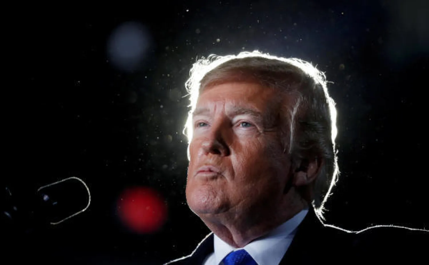 تتهم الدعوى ترمب بأنه أغرق البلاد في أزمة دستورية بمحض إرادته (رويترز)