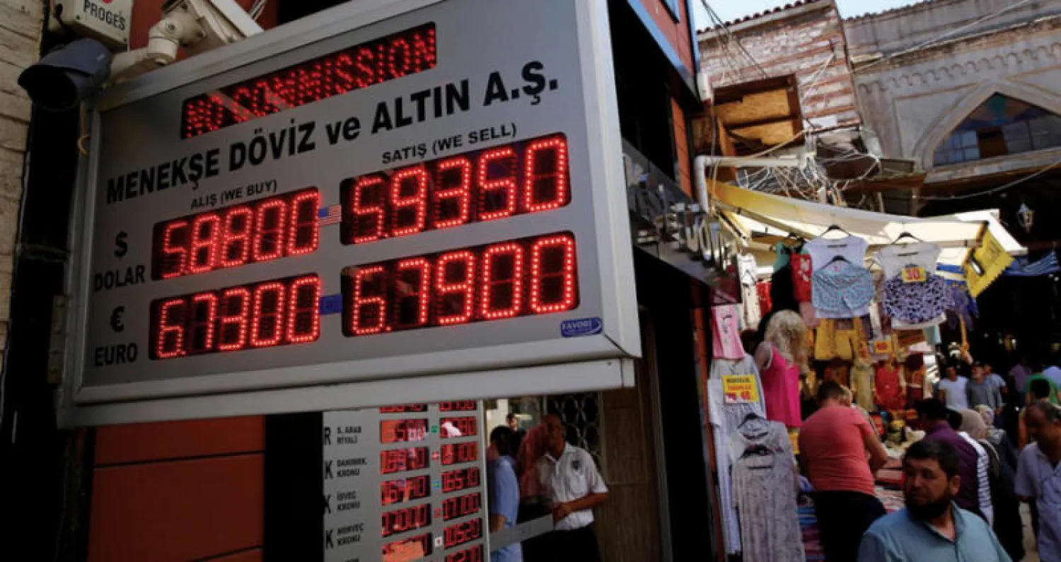تصب أغلب التوقعات في استمرار تدهور الليرة التركية مع تراجع الاقتصاد (رويترز)