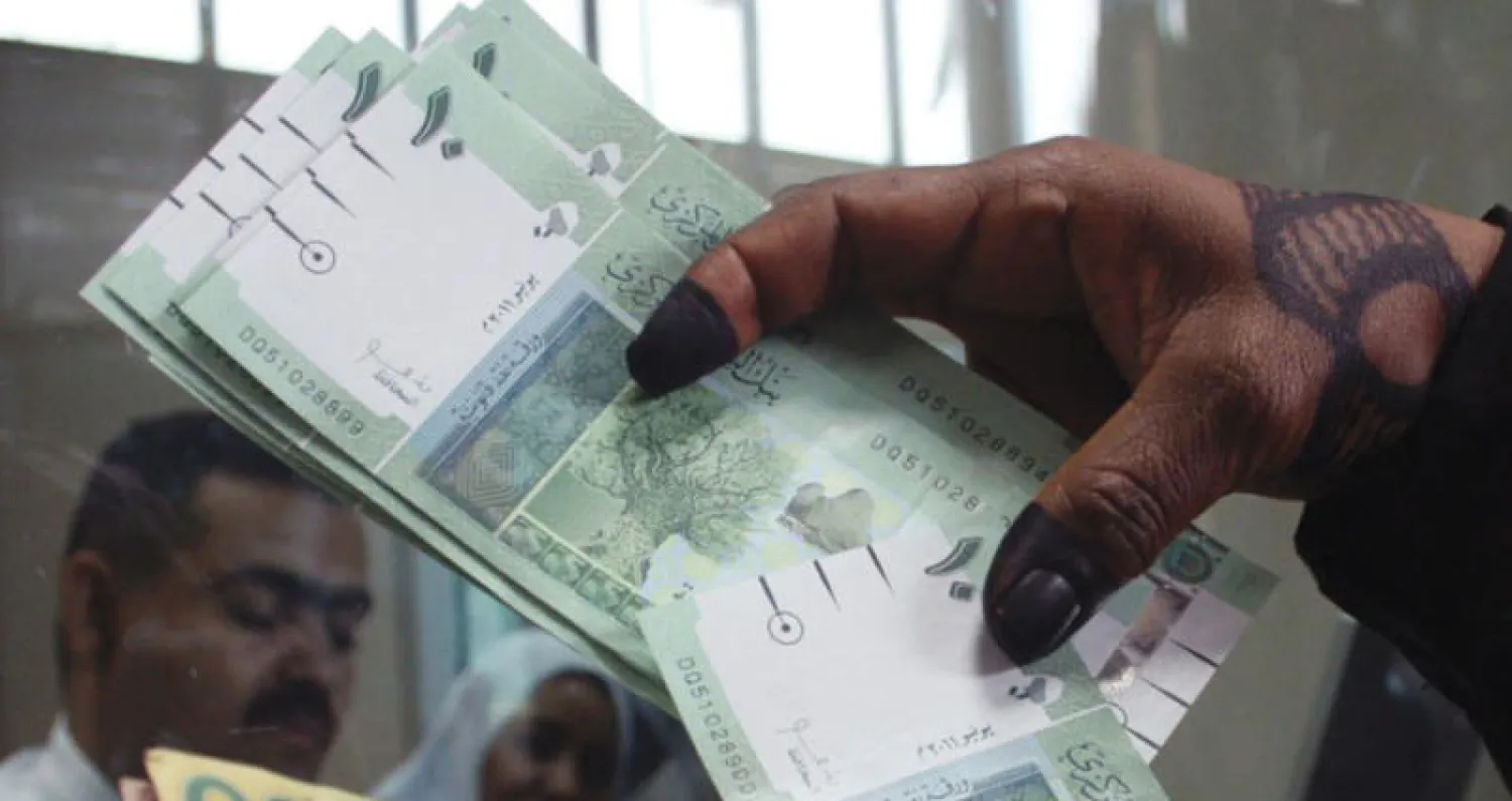 قفز سعر الدولار في السوق الموازية بالسودان إلى مستوى 70 جنيهاً (أ.ب)