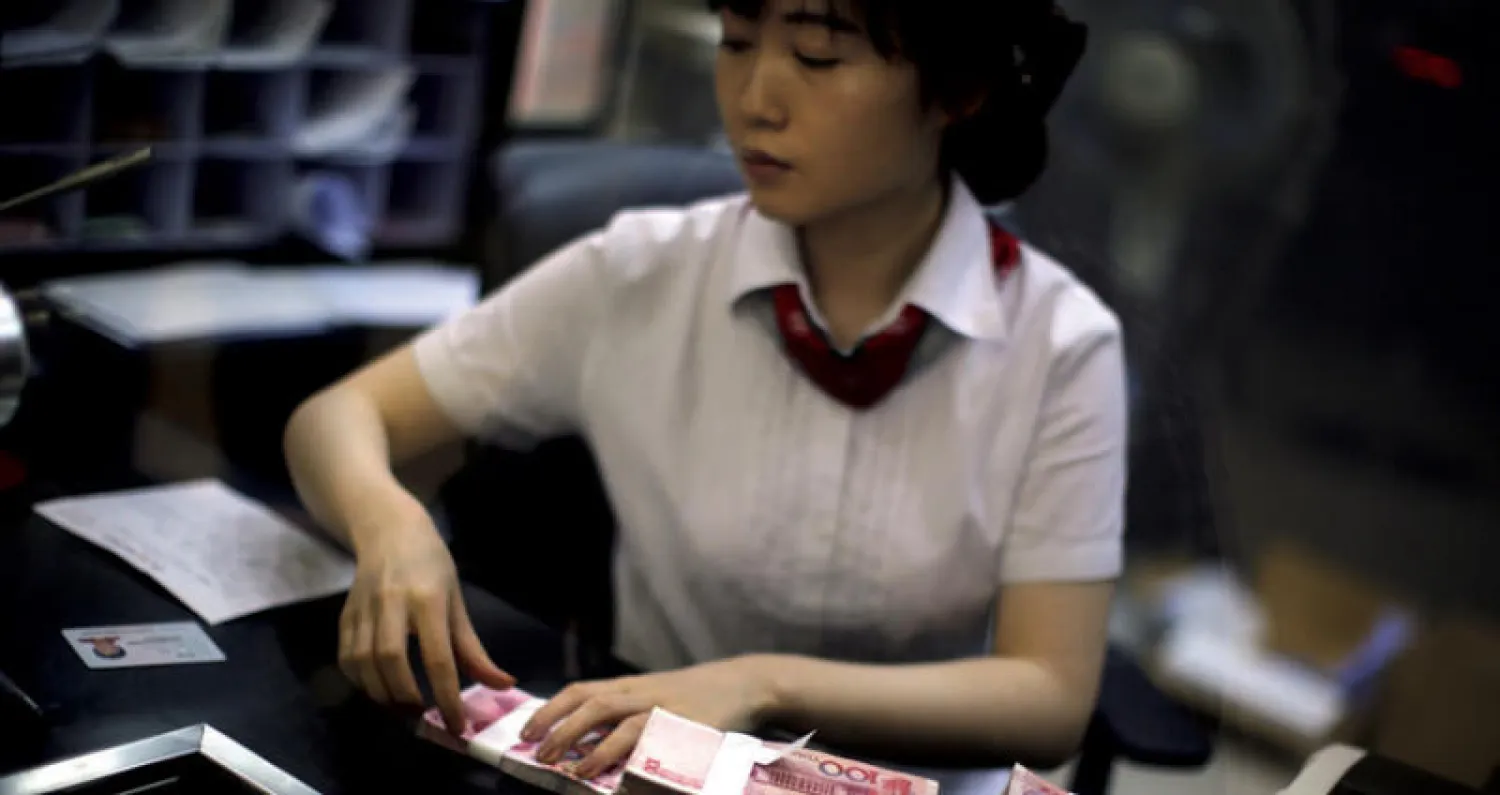 أشارت تقارير إلى أن الولايات المتحدة تسعى لانتزاع تعهد من الصين بعدم التلاعب باليوان (رويترز)