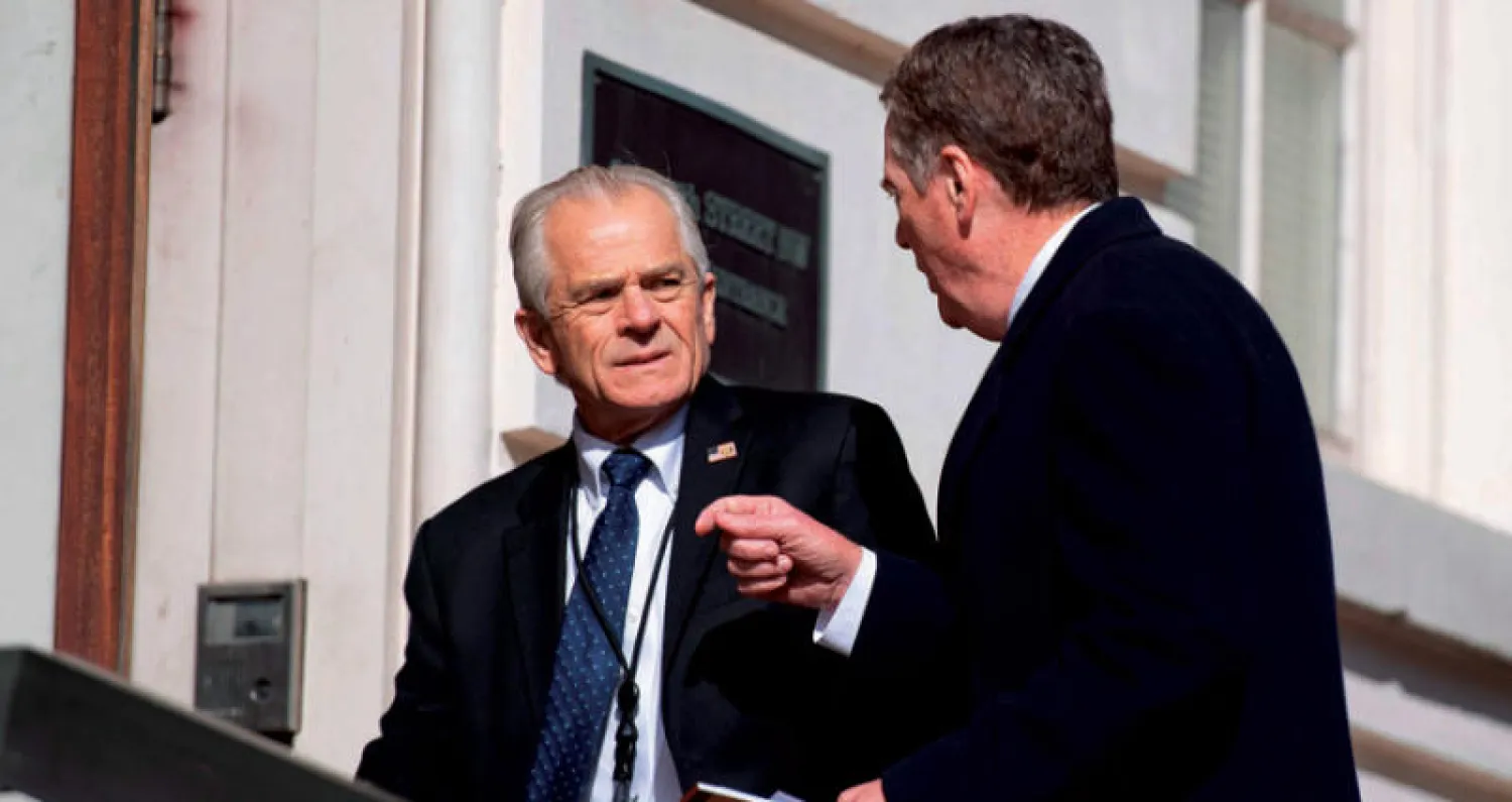 مسؤول التجارة الأميركي روبرت لايتهايزر مع مستشار البيت الأبيض بيتر نافارو يتجهان لأحد الاجتماعات مع الوفد التجاري الصيني (أ.ف.ب)