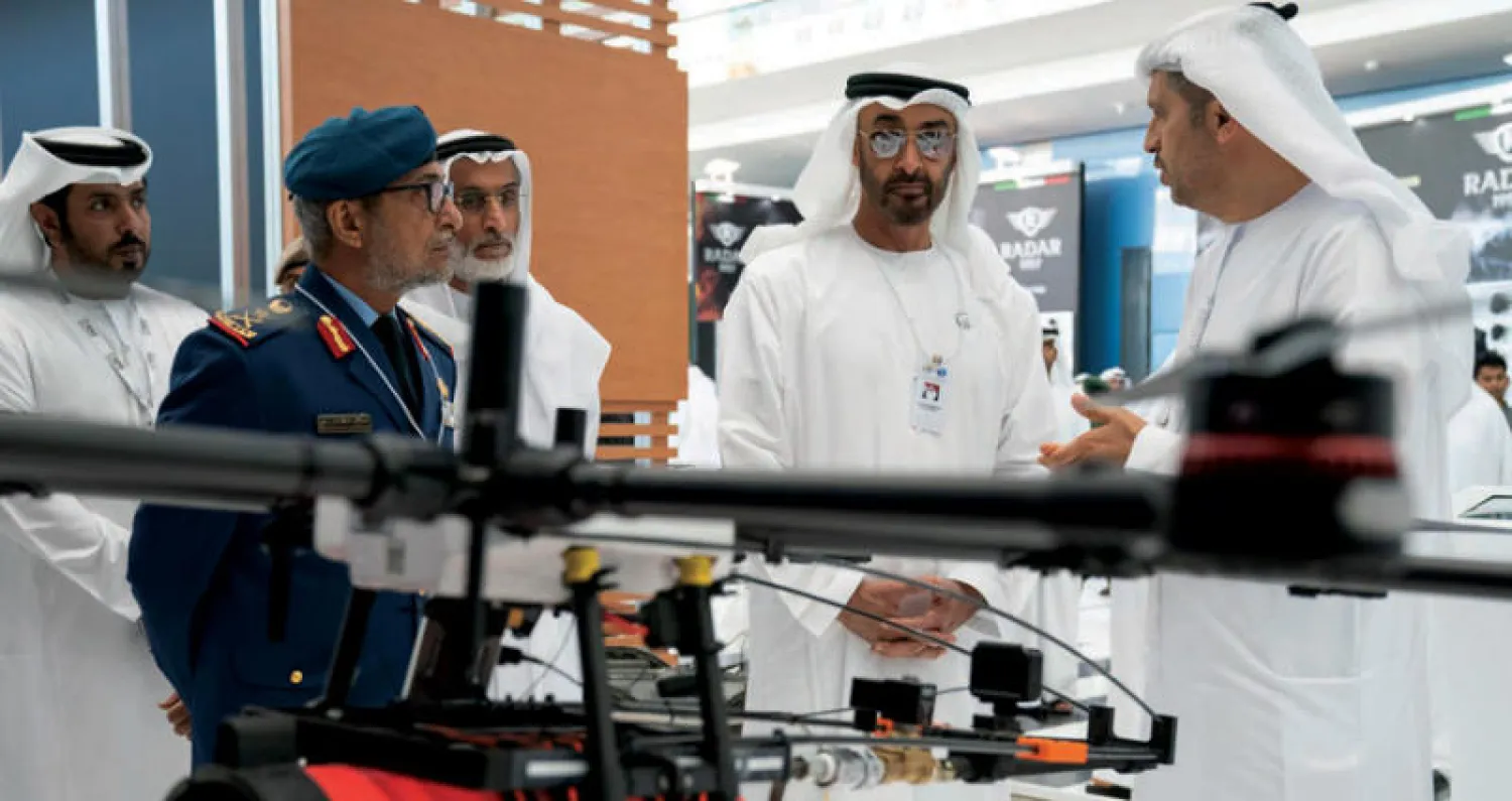 الشيخ محمد بن زايد خلال زيارته لمعرض «آيدكس» أمس في العاصمة أبوظبي (وام)