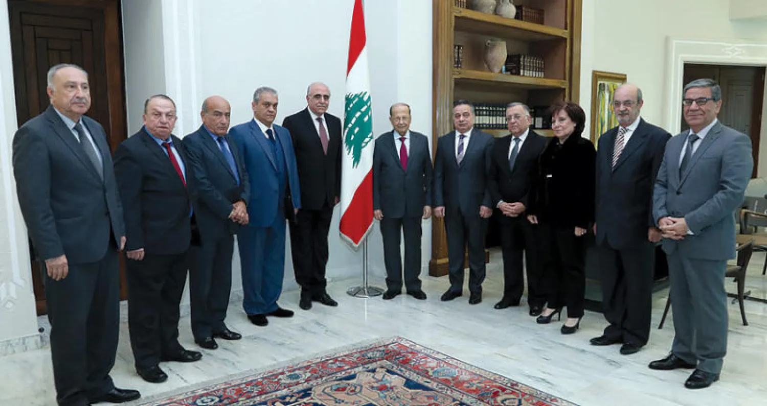 عون متوسطاً أعضاء مجلس نقابة محرري الصحافة برئاسة النقيب جوزيف قصيفي (دالاتي ونهرا)