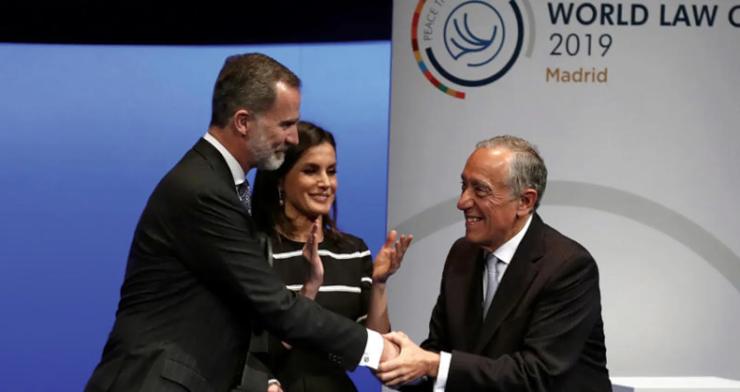 العاهل الإسباني الملك فيليبي السادس مع قرينته الملكة ليتيزيا  يتسلم الجائزة من الرئيس البرتغالي مرتشيلو ريبيلو دي سوزا في مدريد أمس (إ.ب.أ)