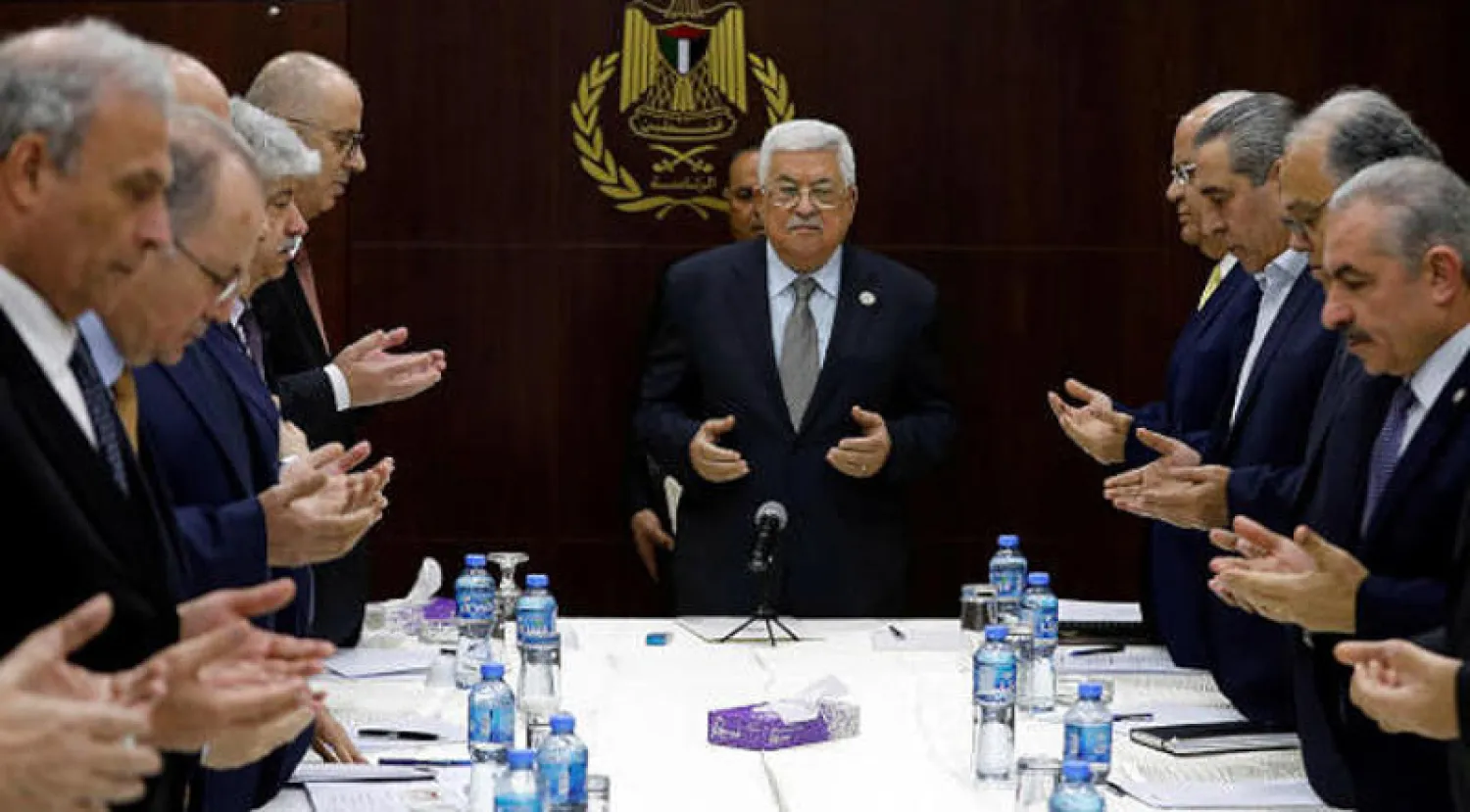 الرئيس الفلسطيني محمود عباس في افتتاح اجتماع للقيادة الفلسطينية في رام الله أمس (رويترز)