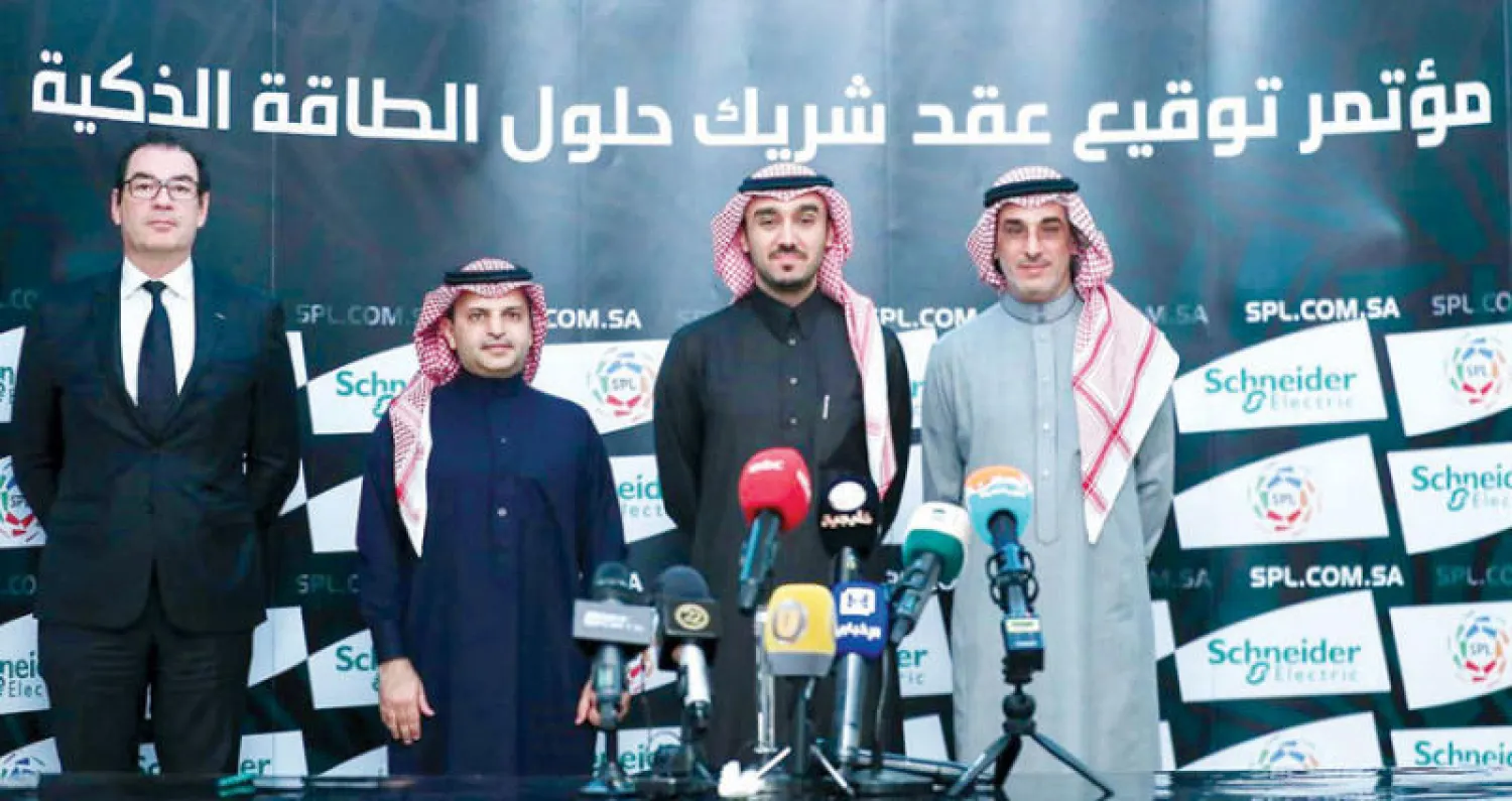 الأمير عبد العزيز الفيصل ولوران ونجيب النعيم ومسلي آل معمر بعد توقيع العقد (الشرق الأوسط)