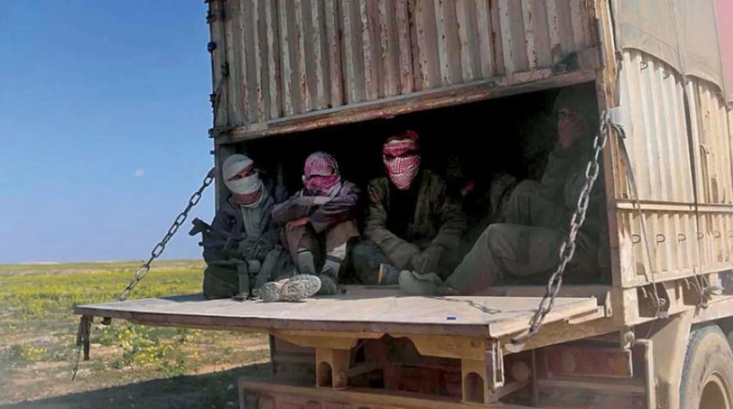 Militanlar aileleri ile Fırat'ın doğusundaki son ceplerden ayrılıyor (AFP)