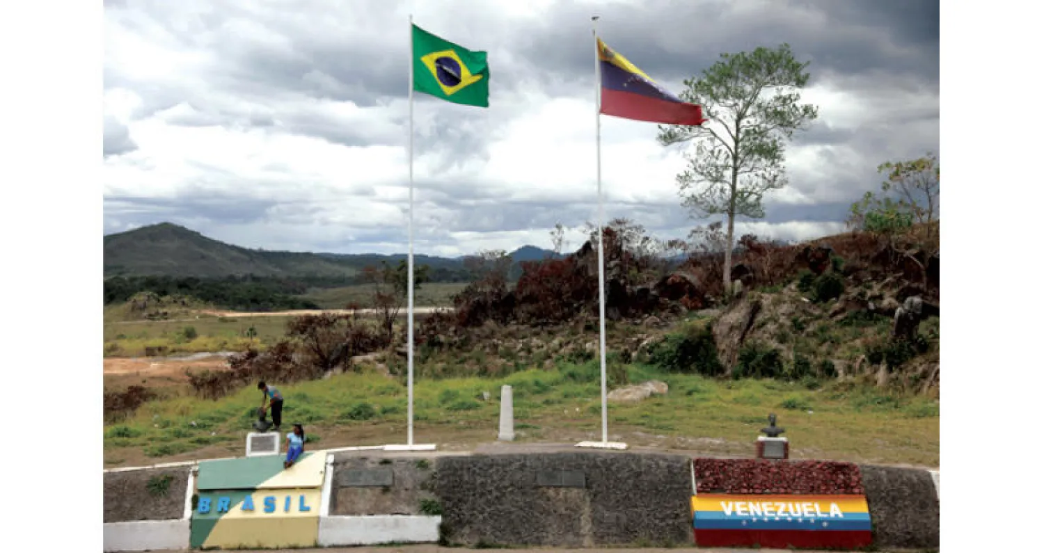 أطفال عند الحدود البرازيلية - الفنزويلية أمس (رويترز)