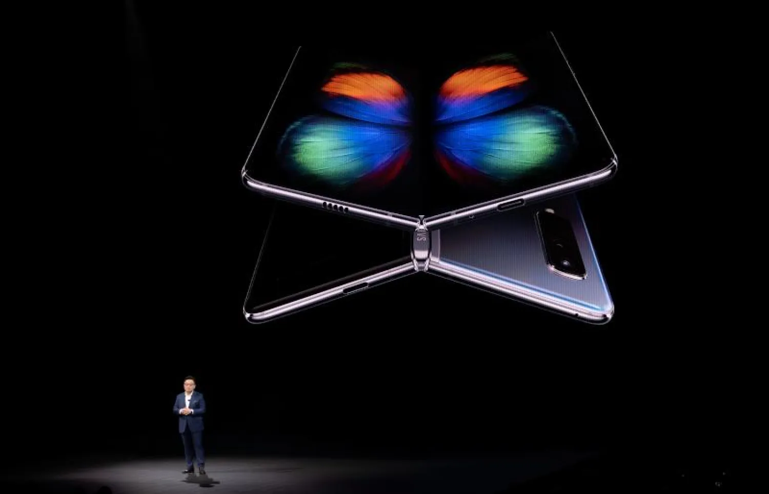 هاتف غالاكسي فولد الجديد من صنع شركة سامسونغ (رويترز)