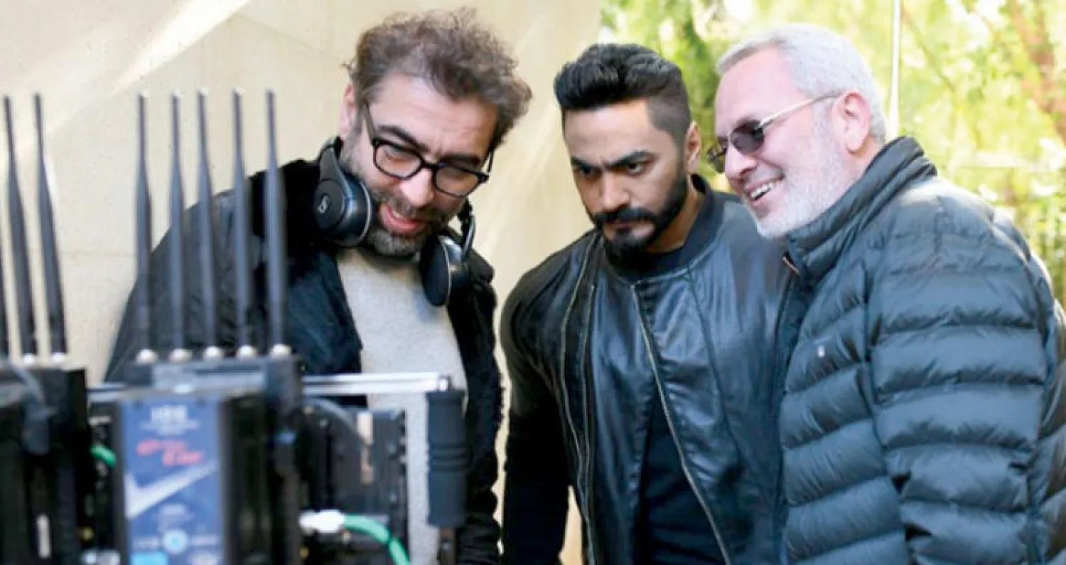 لقطة من كواليس فيلم «كل سنة وأنت طيّب»... ويبدو المخرج سعيد الماروق والنجم تامر حسني