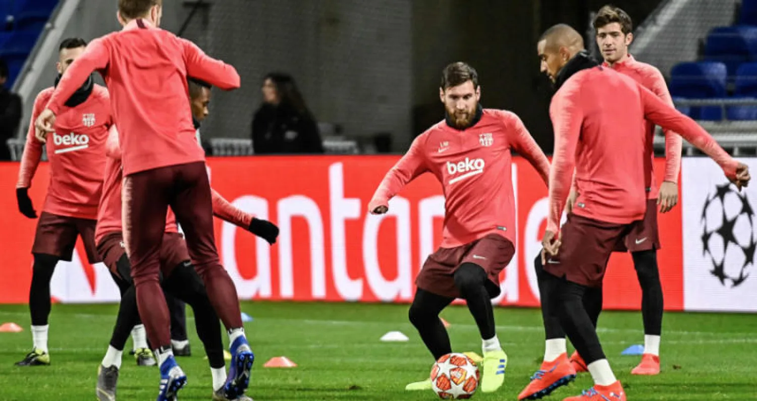 ميسي يتوسط لاعبي برشلونة في التدريبات استعدادا لأسبوع حافل من المباريات الصعبة (أ.ف.ب)
