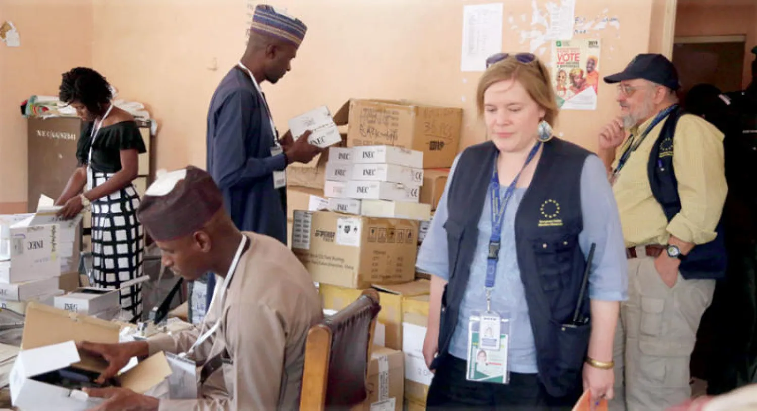 مراقبون دوليون في أحد مراكز لجنة الانتخابات حيث يجري التحضير لمراجعة الهويات الشخصية للناخبين (أ.ب)