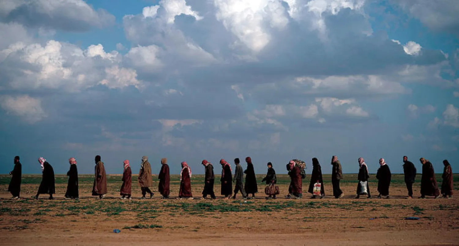 عملية إجلاء من الباغوز معقل «داعش» شرق الفرات أمس (أ.ب)