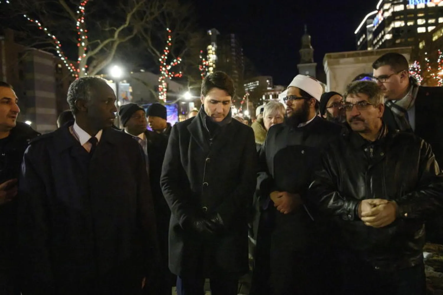 رئيس الوزراء الكندي جاستن ترودو يشارك في وقفة تضامنية أضيئت فيها الشموع تكريماً لضحايا الحريق المأساوي (أ.ب)