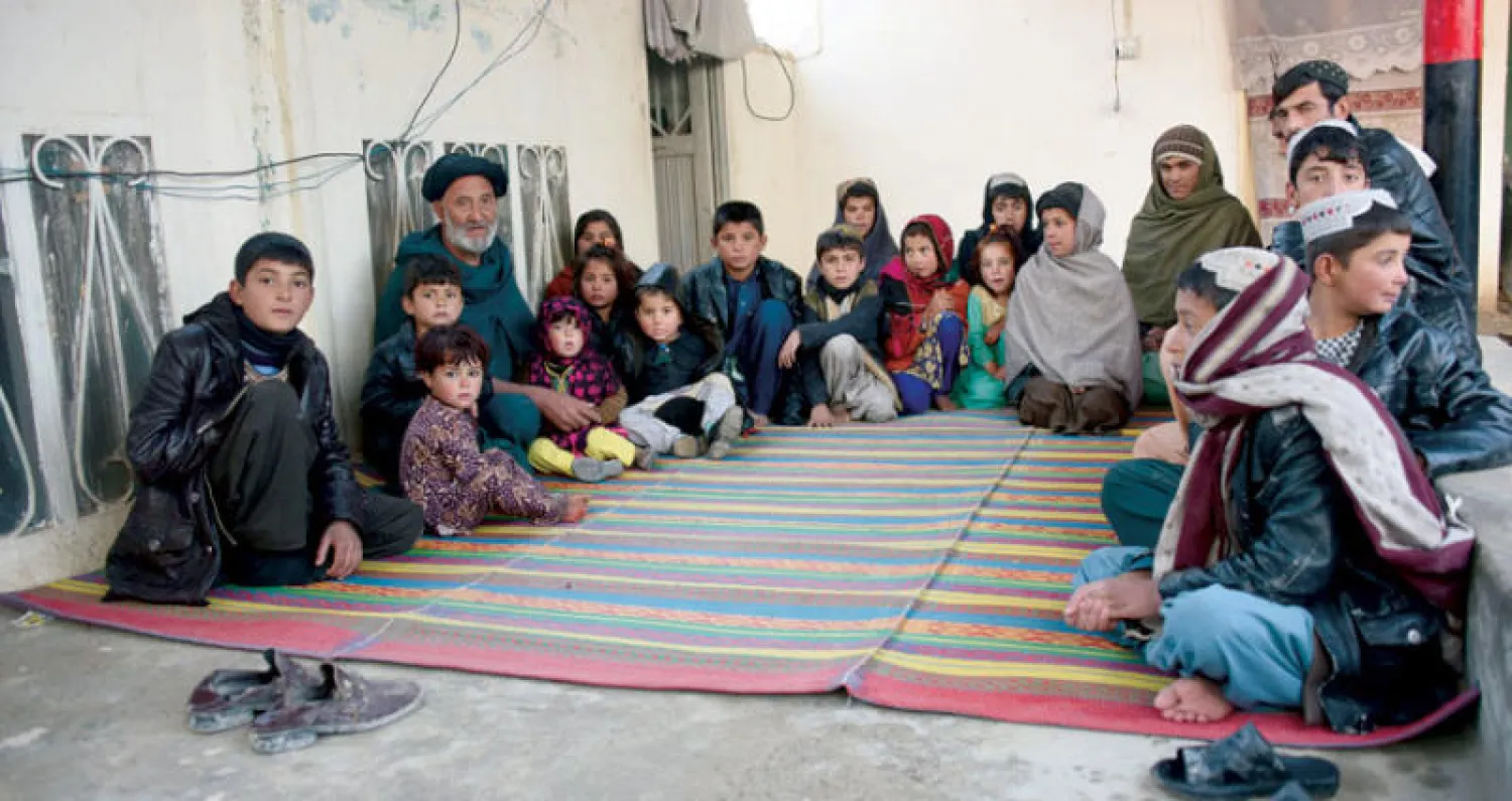 عوائل أفغانية فرت من ولاية هلمند بسبب الصراع الدائر بين القوات الحكومية وعناصر طالبان إلى منطقة أوروزجان (أ.ف.ب)