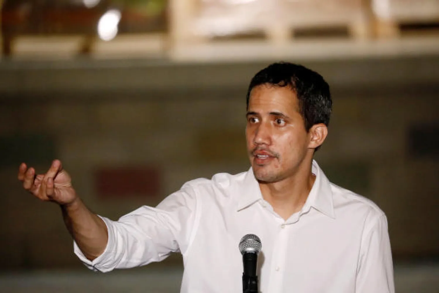 غوايدو يتحدث في مؤتمر صحافي خارج مخزن للمساعدات الإنسانية لفنزويلا في كولومبيا (رويترز)