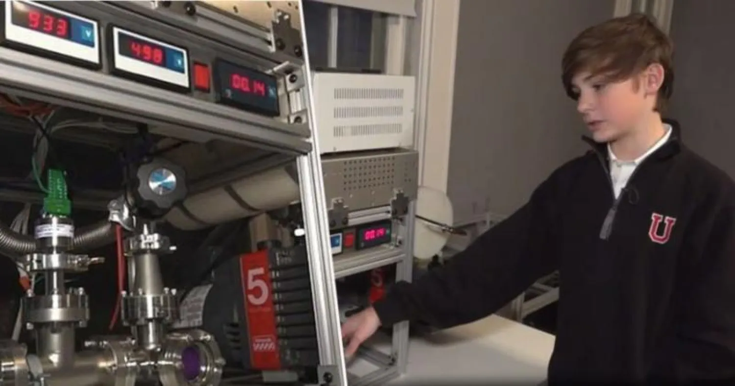 جاكسون أوسوالت بجوار المفاعل الذي يقول إنه بناه (شبكة «فوكس نيوز»)