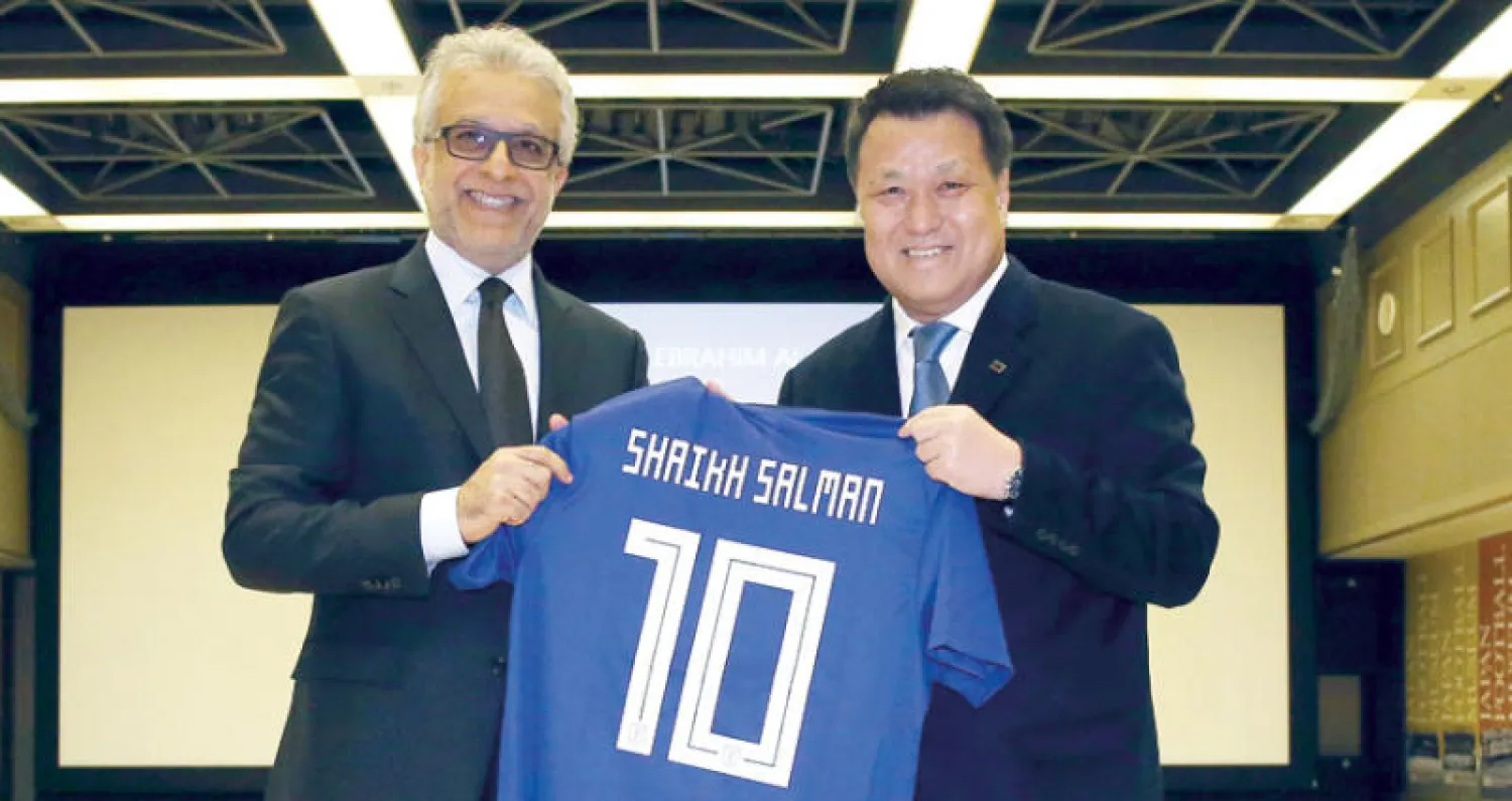 رئيس الاتحاد الآسيوي يتسلم هدية تذكارية من رئيس الاتحاد الياباني لكرة القدم «الشرق الأوسط»