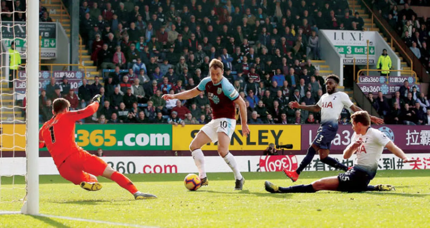 آشلي بارنز يصدم أحلام توتنهام قبل النهاية بدقائق (رويترز)