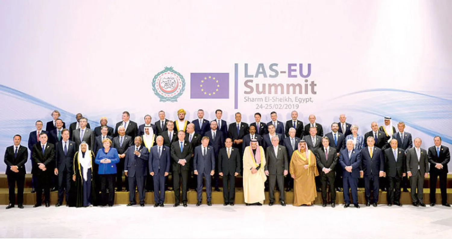 صورة جماعية للقادة وممثلي الدول المشاركين في القمة العربية - الأوروبية الأولى التي بدأت في شرم الشيخ أمس (أ.ف.ب)