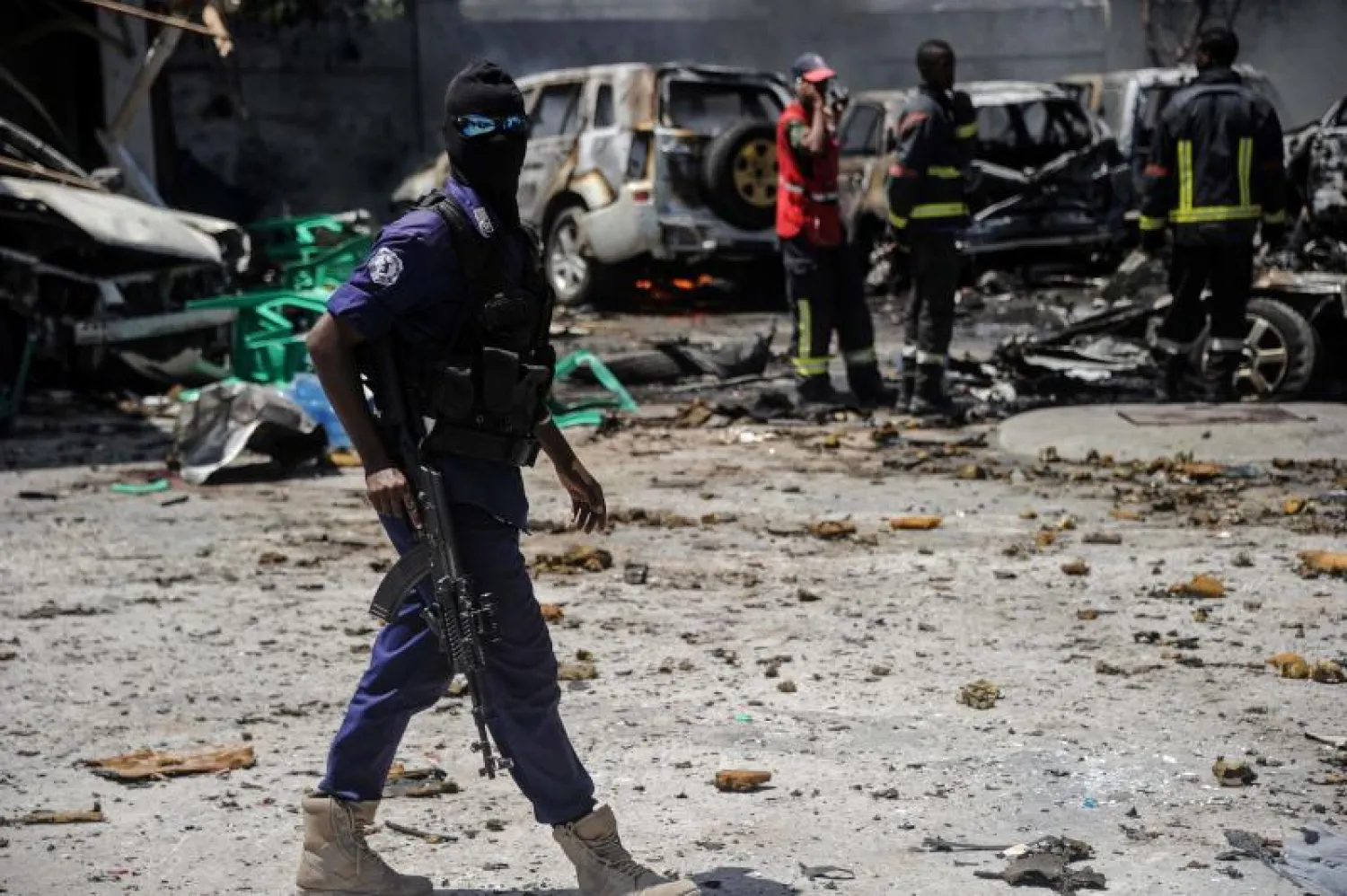 جندي صومالي  في موقع هجوم سابق بمقديشو (أ.ف.ب)