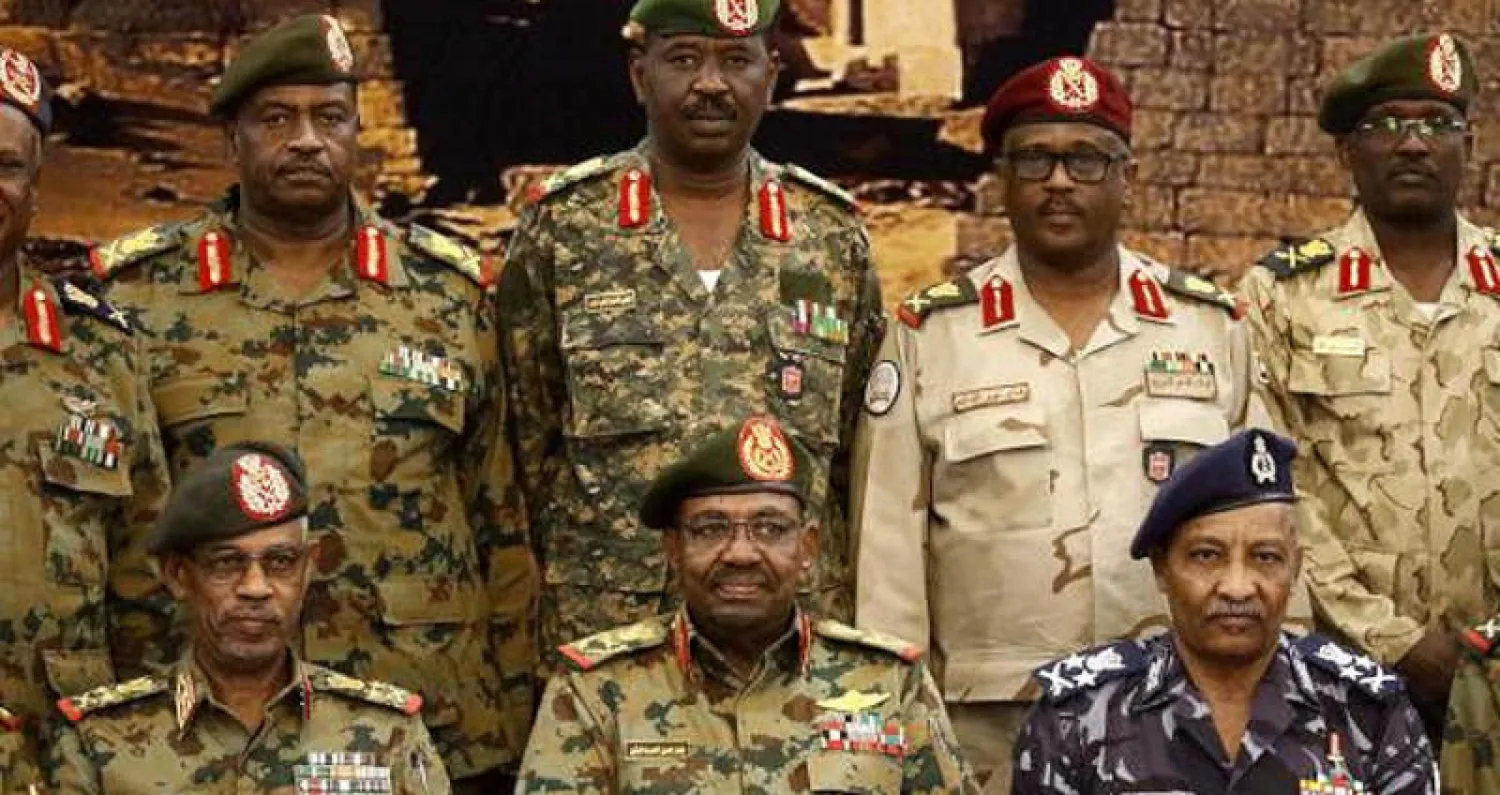 الرئيس البشير مع الولاة الجدد خلال أدائهم القسم أمس