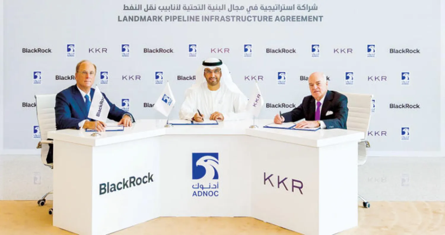 سلطان الجابر ولورانس دي فنك وهنري كرافيس خلال توقيع الاتفاقية (الشرق الأوسط)