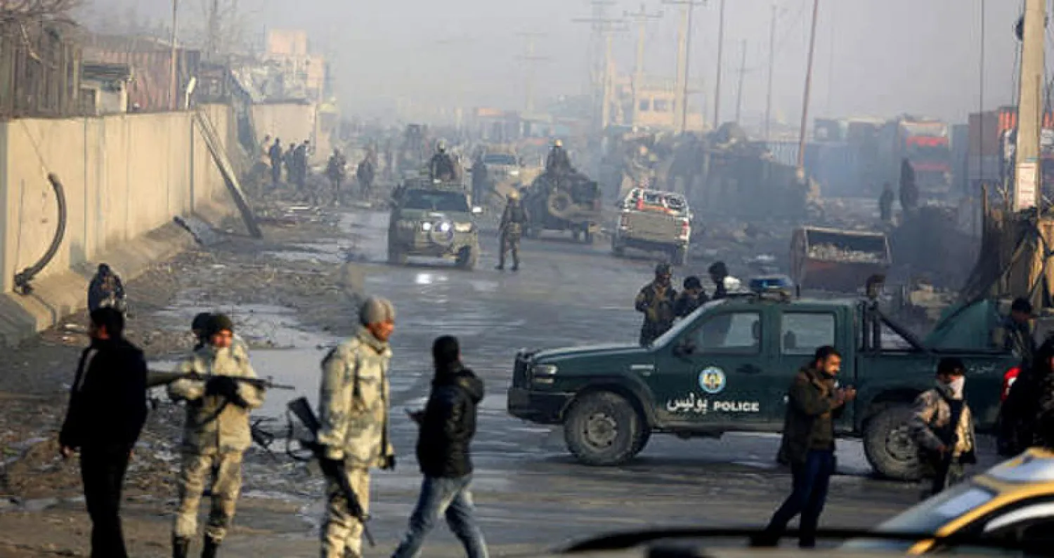 آثار تفجير انتحاري في كابل الشهر الماضي (أ.ب)