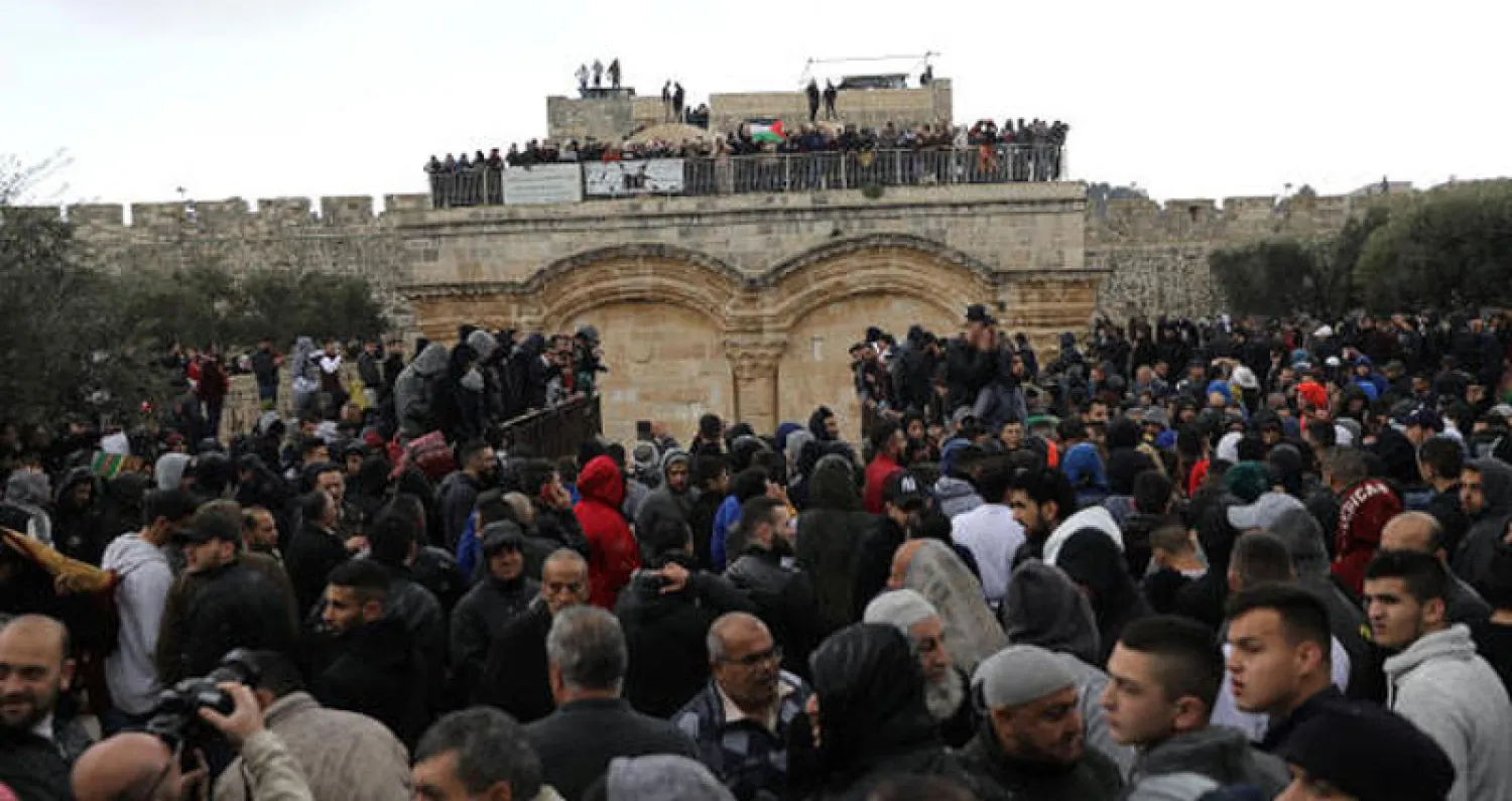 مصلون فلسطينيون تجمعوا أمام البوابة الذهبية قرب المسجد الأقصى في القدس الجمعة الماضي (رويترز)