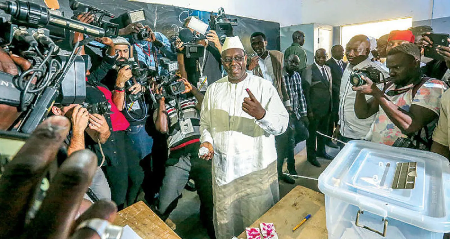 ماكي سال يدلي بصوته في مكتب اقتراع بمدينته فاتيك أمس (إ.ب.أ)