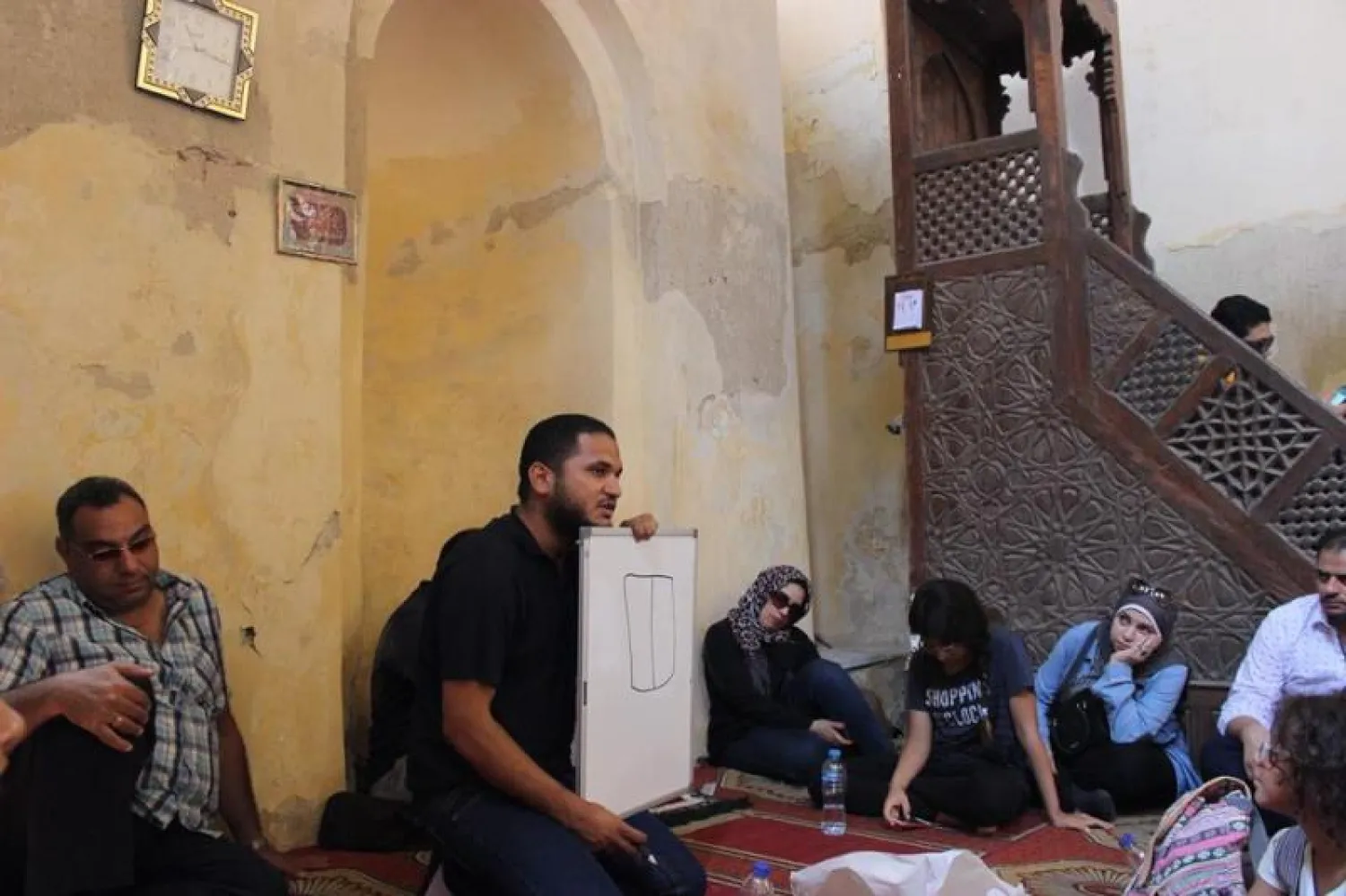 يوسف أسامة يتحدّث عن تاريخ أحد الأماكن الأثرية في القاهرة («الشرق الأوسط»)